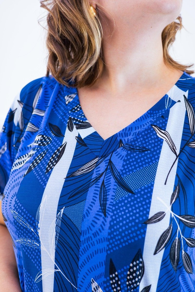 Vestido Antonella – Decote V com Fendas Laterais em Malha Confort