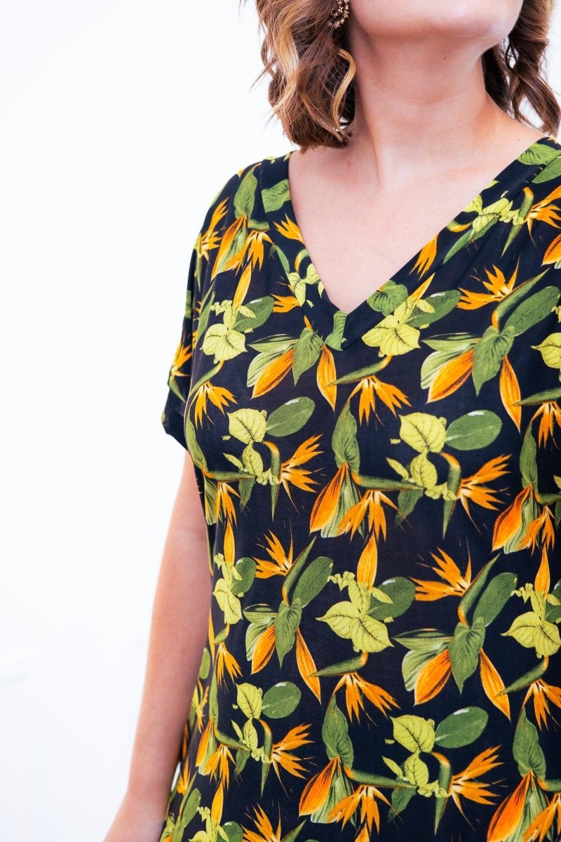 Vestido Antonella – Decote V com Fendas Laterais em Malha Confort