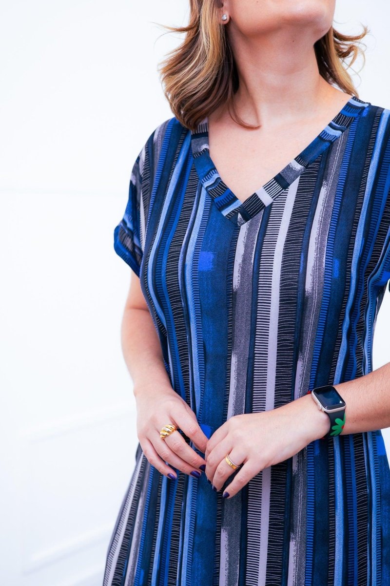 Vestido Antonella – Decote V com Fendas Laterais em Malha Confort